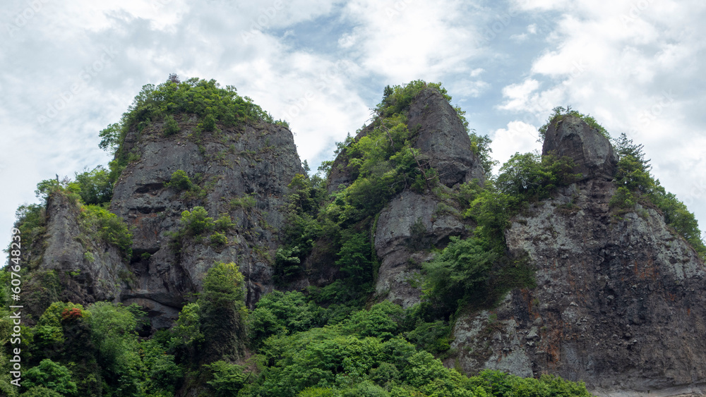 耶馬渓の奇岩と岩山の崖、cliff of oddly shaped rocks