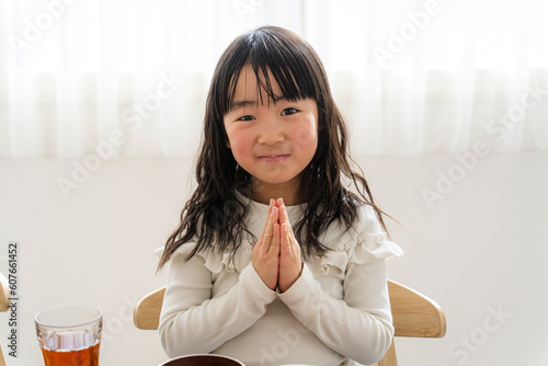 食事のあいさつをする日本人の女の子