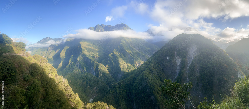 Obraz premium The cloud capped mountains of Taroko National Park in Taiwan
