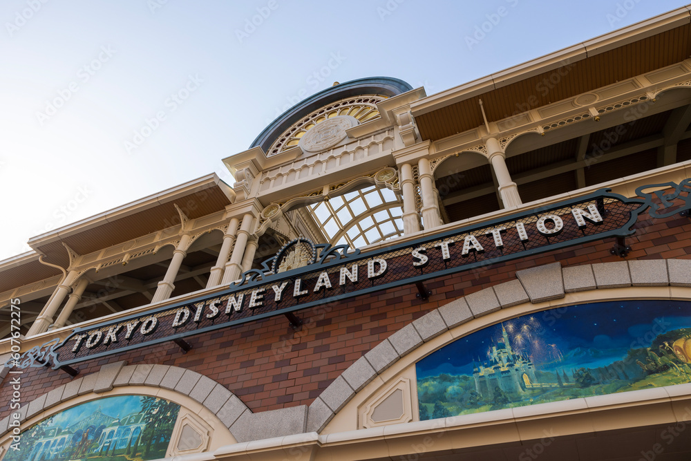 ディズニーリゾートライン 東京ディズニーランド・ステーション駅 StockFoto Adobe Stock
