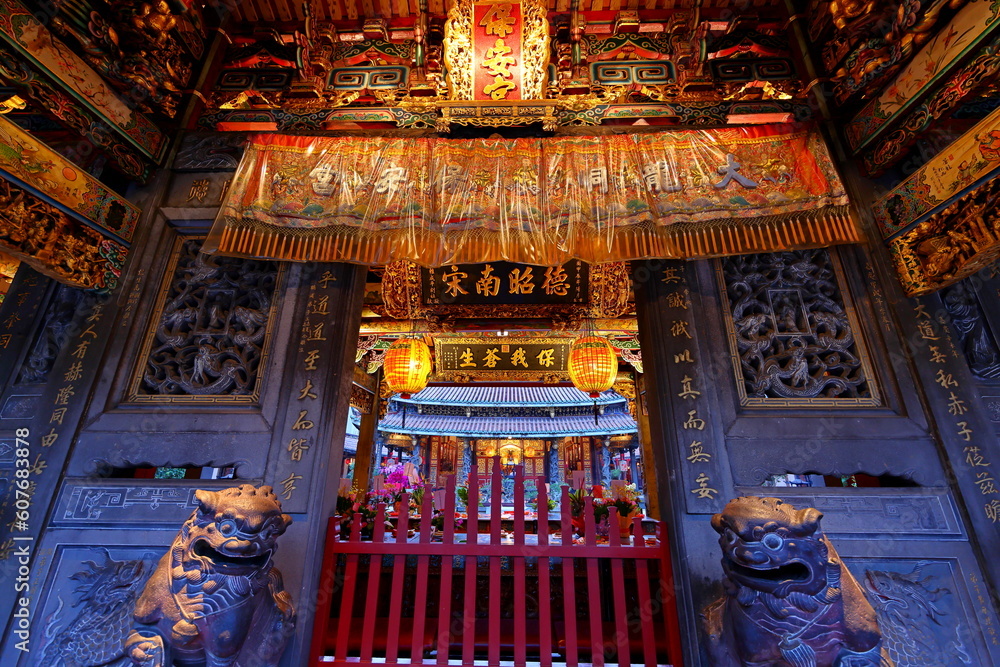 Obraz premium The Da Longdong Baoan Temple completed in 1831 dedicated to Bao Sheng Da Di in Taipei Taiwan