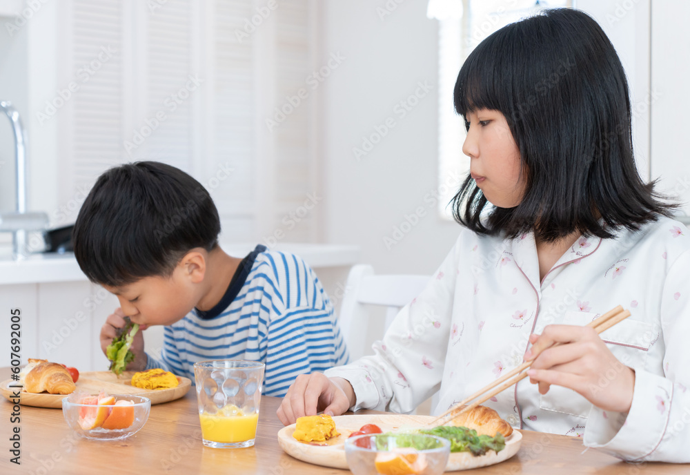 ダイニングで朝食を食べる子供たち