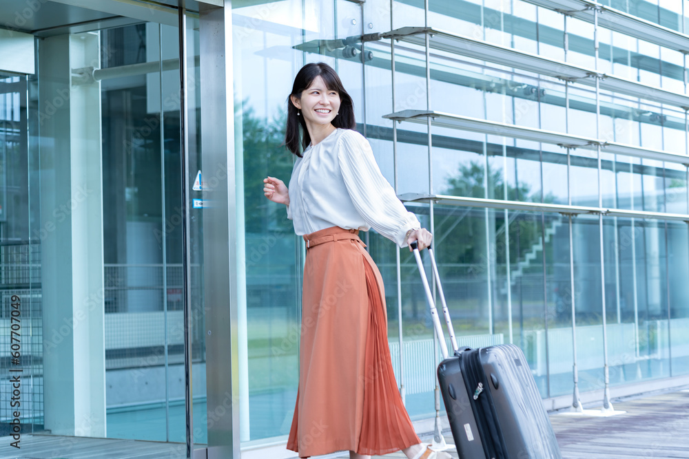 Fototapeta premium スーツケースを持つ日本人女性