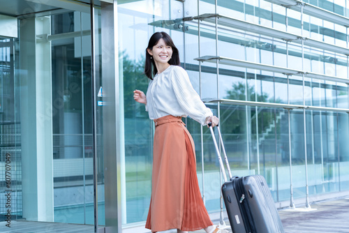 スーツケースを持つ日本人女性
