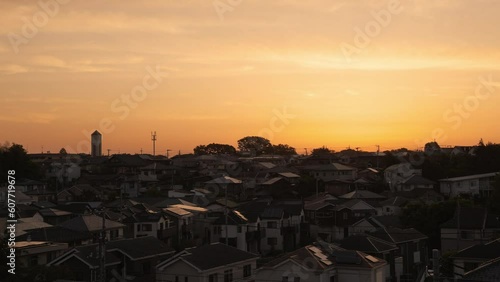 日本の住宅街の朝焼けの風景