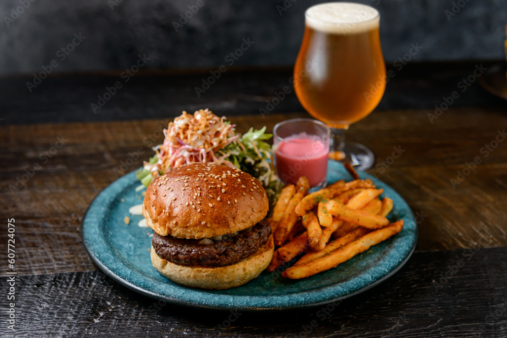 ハンバーガープレートとビール ハンバーガープレートとビール