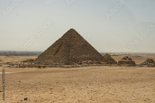 Vista panor  mica de las Pir  mides de Guiza con el desierto de arena. Egipto