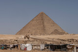 Vista de la Esfinge con las Pirámides en el fondo, Guiza, Egipto