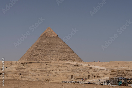 Vista panor  mica de las Pir  mides de Guiza con el desierto de arena. Egipto