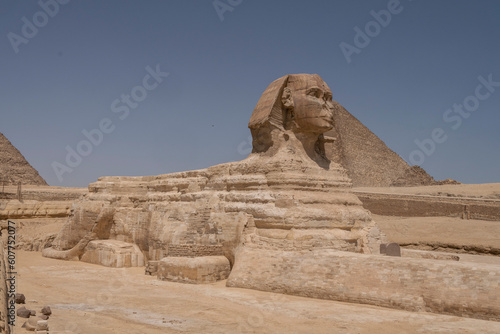 Vista de la Esfinge con las Pirámides en el fondo, Guiza, Egipto