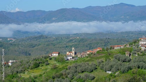 Parco Nazionale dell'Appennino Tosco-Emiliano in Italien mit Kirchturm und Nebelwolken