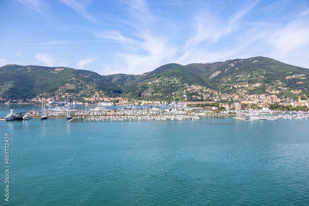 Hafen von La Spezia bei strahlendem Sonnenschein Hafen von La Spezia bei strahlendem Sonnenschein