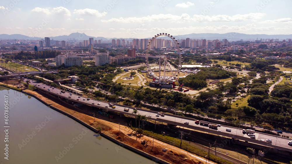 Visão aérea da Marginal Pinheiro captada do alto por um drone em um dia de trânsito de 2023. 