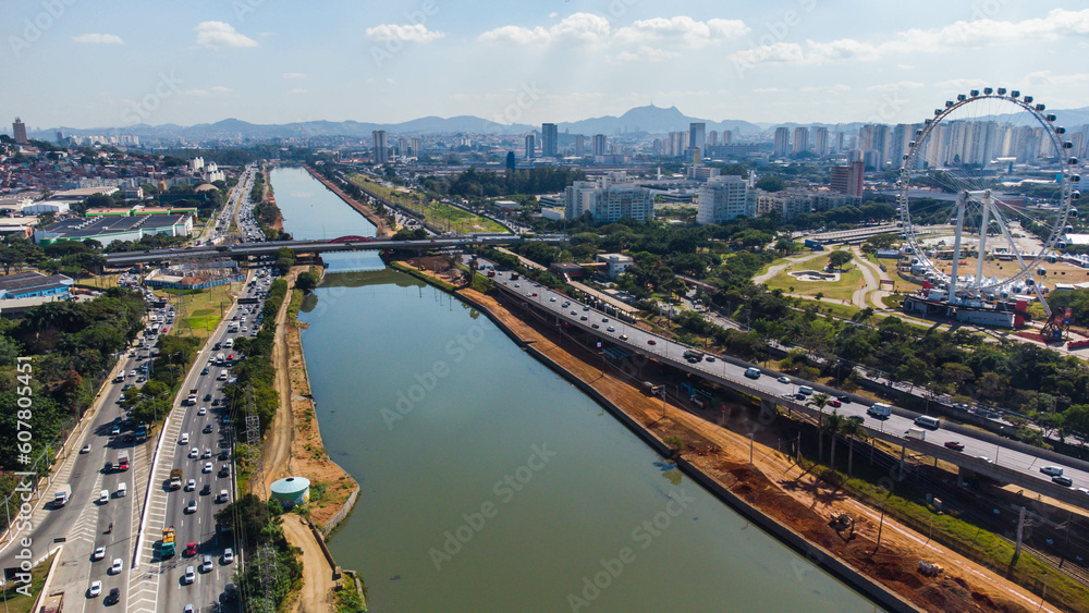 Marginal Pinheiros em São Paulo com visão do Rio Pinheiros e das vias de trânsito vista do alto. 