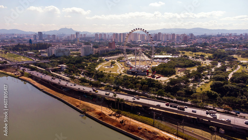 Visão aérea da Marginal Pinheiro captada do alto por um drone em um dia de trânsito de 2023. 