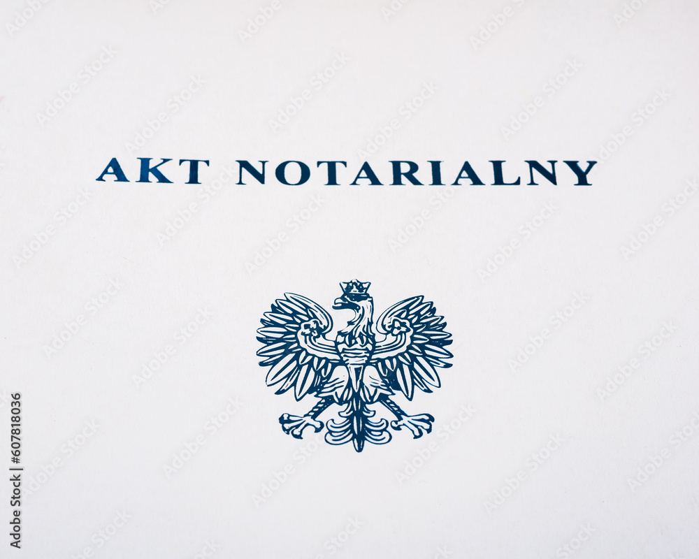 Zbliżenie na napis na teczce" akt notarialny" oraz orzełka  - obrazy, fototapety, plakaty 