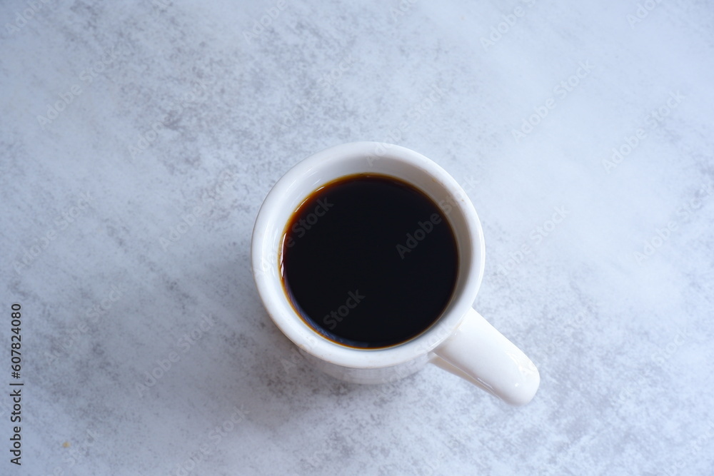 淹れたてのフレッシュなコーヒーが入ったコーヒーカップ