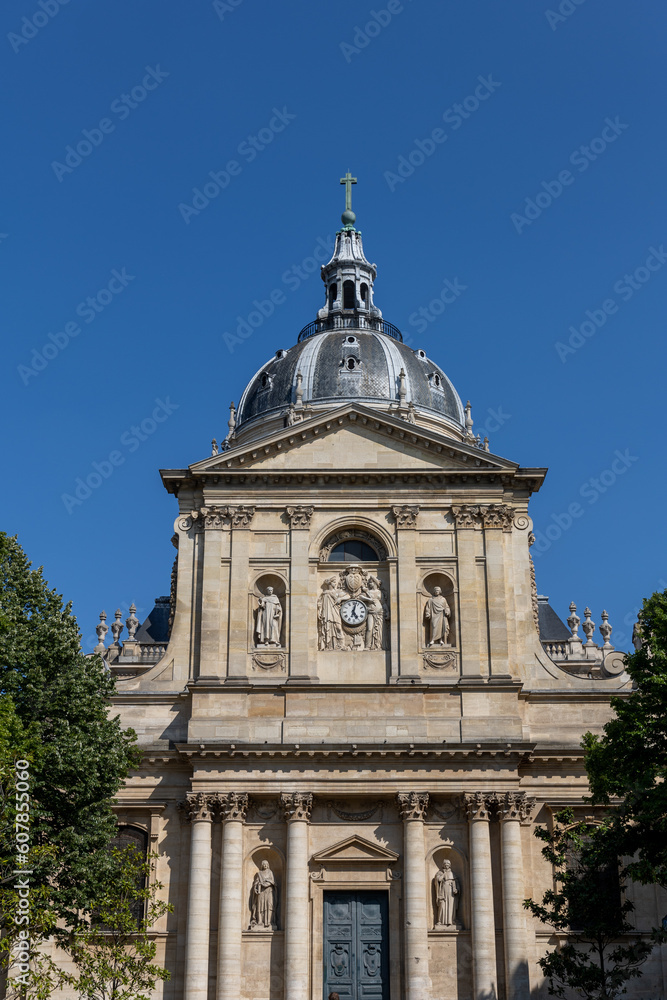 La sorbonne une célèbre université située à Paris, en France.