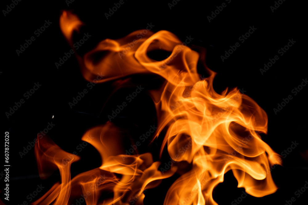 Flammes jaunes orangées sur fond noir Flammes jaunes orangées sur fond noir