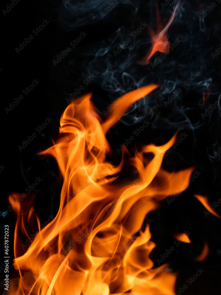 Flammes jaunes orangées sur fond noir Flammes jaunes orangées sur fond noir