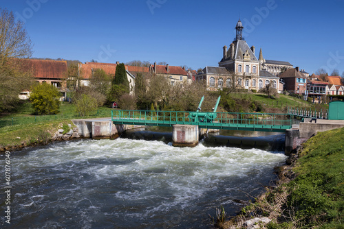 Foto View of the River Somme and man made weir at the boat lock in the village of Long, in the Somme department of Northern France, near Abbeville