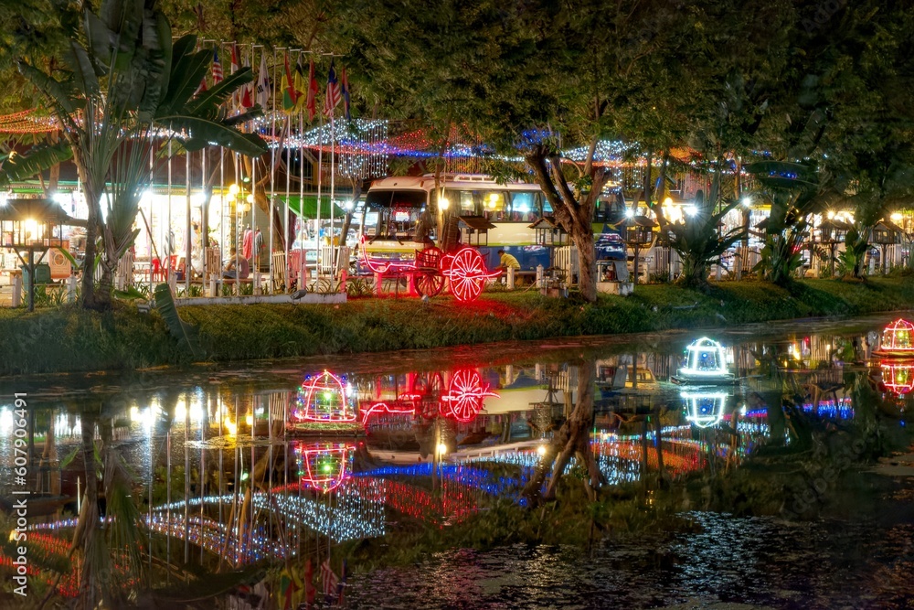 Obraz premium Decorative street lights cast their reflections on the surface of the muddy river waters flowing through Siem Reap.
