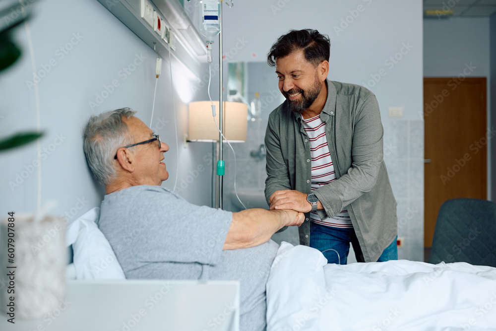 Obraz premium Happy man vising his senior father in hospital.