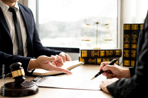 Schilderij op canvas The lawyer and client discuss the lawsuit, analyze facts, explore legal options, and plan their strategy together