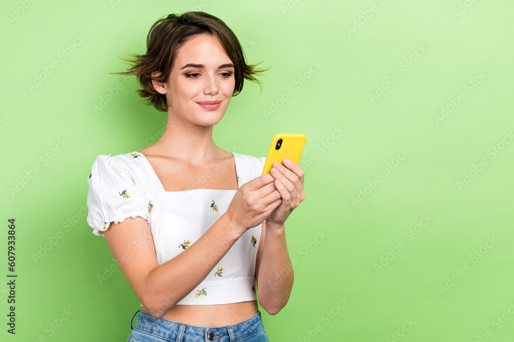 Photo of cheerful positive lady wear white blouse chatting instagram twitter telegram facebook empty space isolated green color background Photo of cheerful positive lady wear white blouse chatting instagram twitter telegram facebook empty space isolated green color background