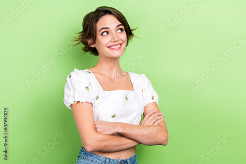 Photographie Photo of dreamy adorable woman dressed white top arms crossed looking empty spac
