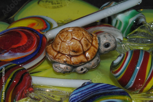 Tortuga decorativa entre caramelos y chupetas de colores