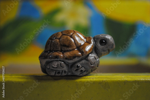 Pequeña figura de tortuga sobre fondo colorido y luminoso
