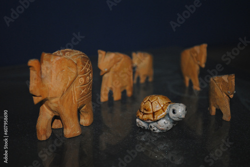 Figuras talladas de elefantes y tortuga con significado cultural