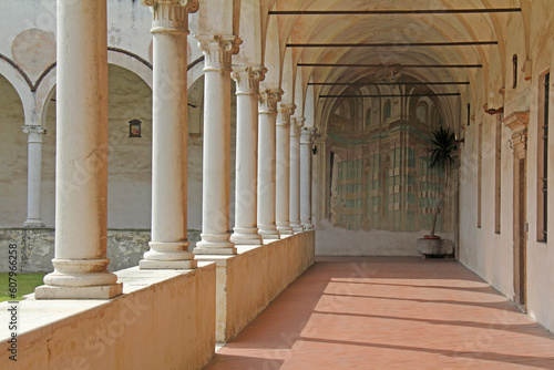 Fotografiet il Chiostro grande dell'abbazia olivetana di Rodengo Saiano, con falsa architett