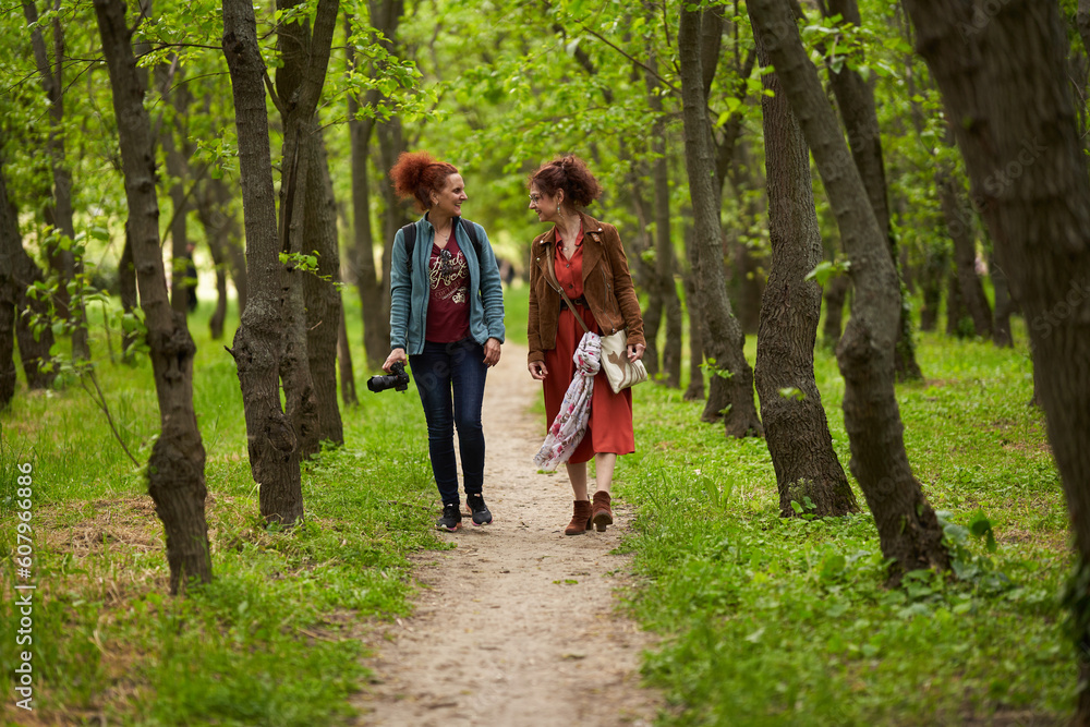 Obraz premium Woman photographer and mature female model in park