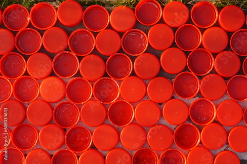 Nakrętki do butelek pet - czerwone nakrętki, recykling, ekologiczne wykorzystanie nakrętek
