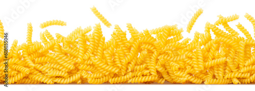 seamless tiling pasta border made of scattered Italian spiral shaped "fusilli" or "girandole" noodles isolated over a transparent background, cut-out vegetarian food design element, PNG