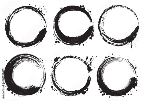 筆で描いたグランジ系の円のセット-黒