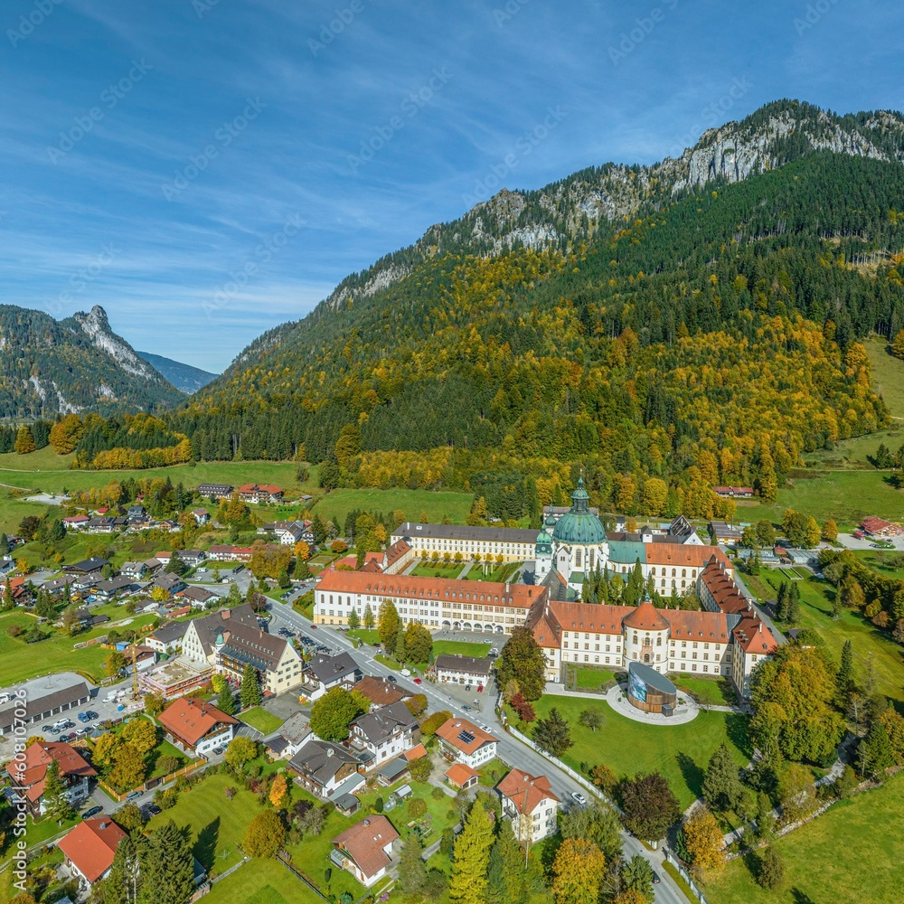 Ettal mit der sehenswerten Klosteranlage an einem sonnigen Herbsttag im Luftbild
