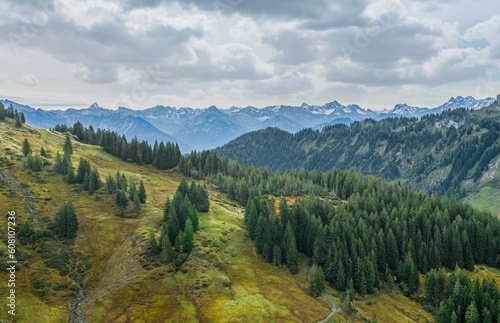 Fototapeta Naklejka Na Ścianę i Meble -  Wolkiger Herbsttag in den Allgäuer Alpen nahe des Riedbergpaß
