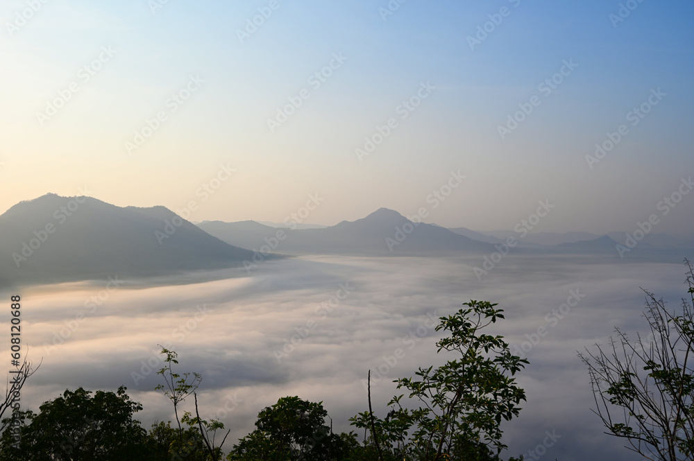 Φωτογραφία sunrise mist cover mountain background winter foggy view at beautiful misty spri