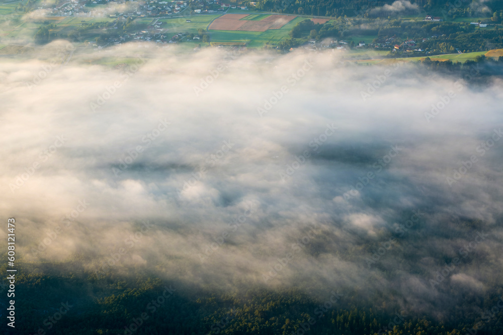 Blick vom Dobratsch in Kärnten in Österreich am Morgen im Herbst