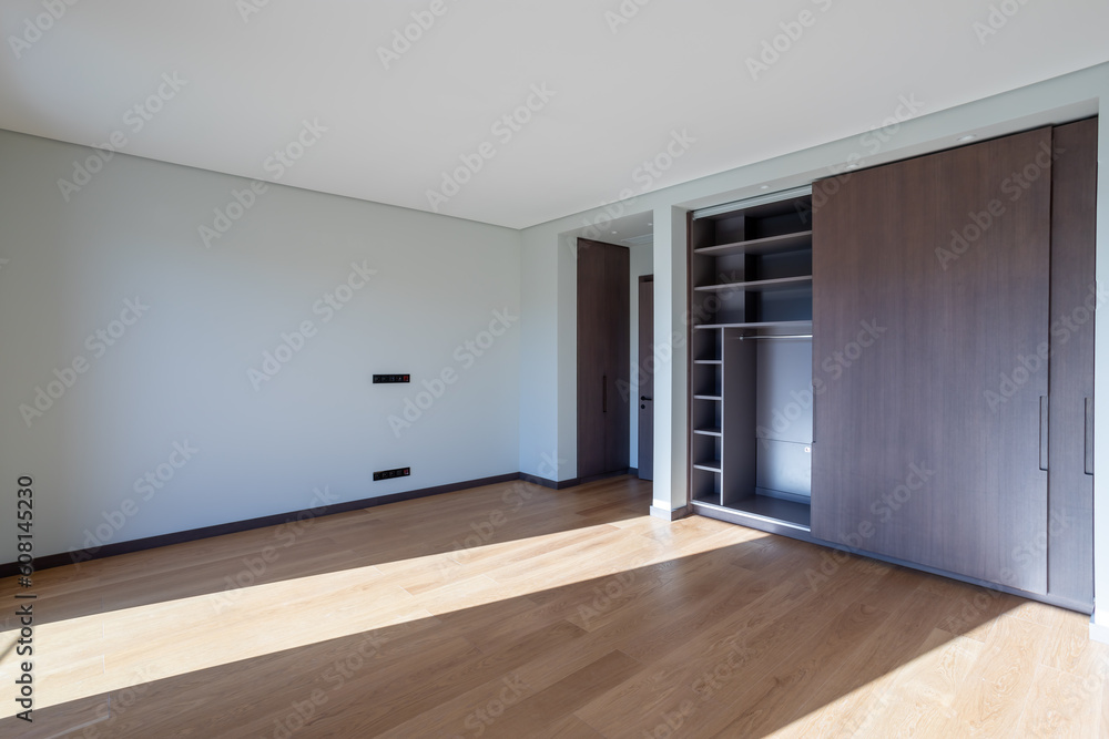 Obraz premium empty apartment without furniture and an empty open closet against the wall