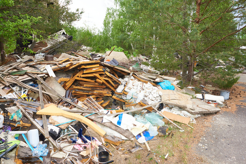 Illegal entsorgter Sperrmüll im Wald