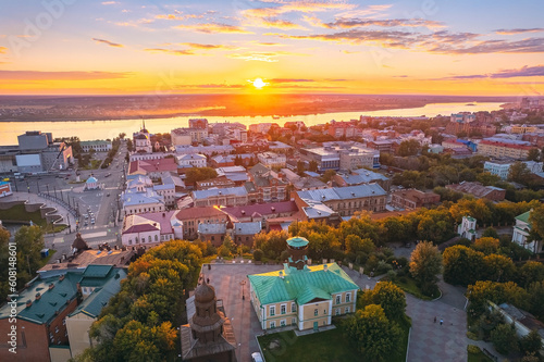 Fotografía Panorama city Tomsk and Tom River with sunlight. Aerial top view