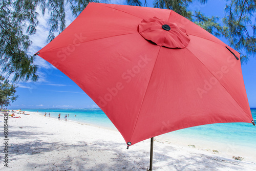 Parasol sur plage de l’Hermitage, Saint-Gilles, île de la Réunion  © Unclesam