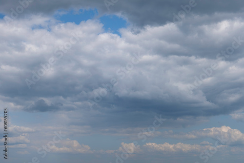Fototapeta Naklejka Na Ścianę i Meble -  ciel d'orage très nuageux