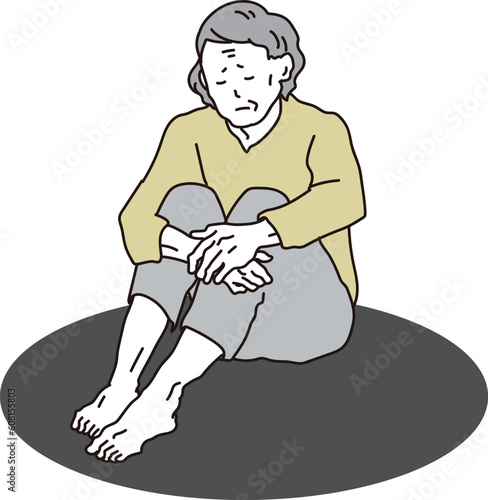 孤独に座る高齢者女性