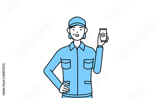仕事でスマホを使う帽子と作業着姿のシニア女性（経営者、管理職、上司）