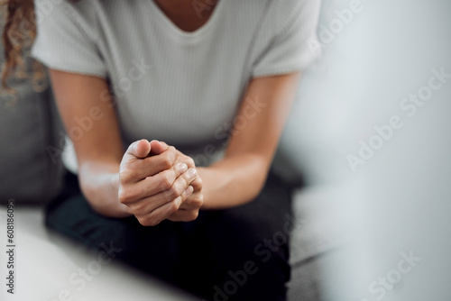 Foto Hands, psychology and mental health with a woman in a therapy session for grief counseling after loss